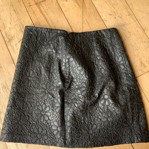 Club Monaco faux leather skirt - Picture 3 of 3